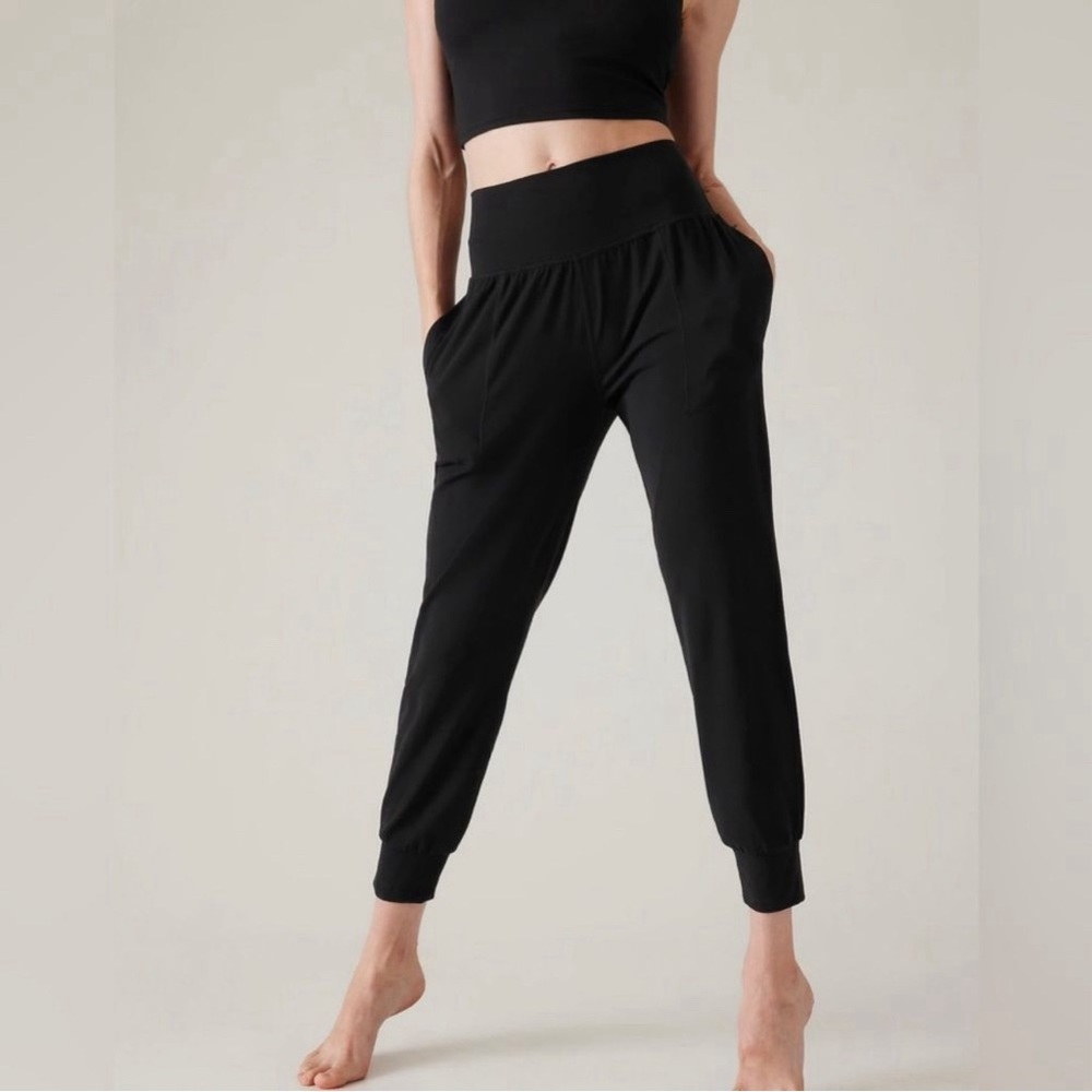athleta Salutation Jogger in Black